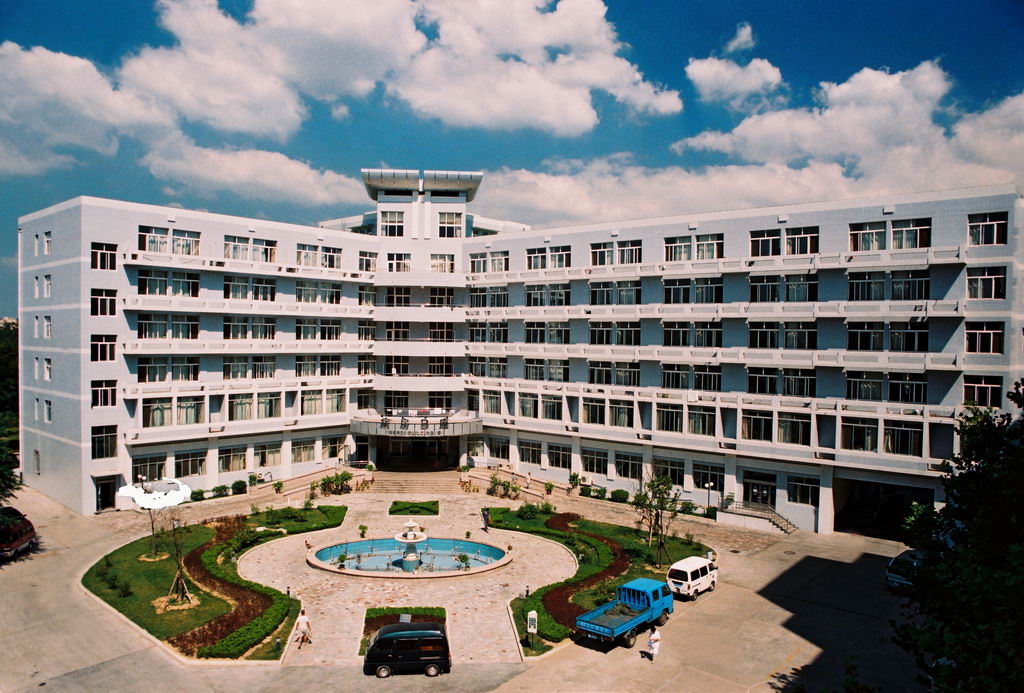 青島海慈醫(yī)院 衛(wèi)生隔離式洗脫機